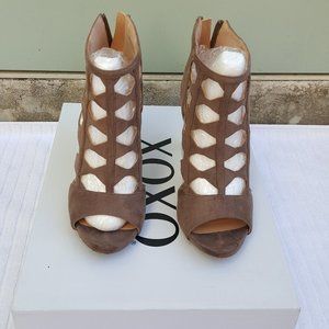 6M XOXO Colbie heeled peep toe sandal. Taupe suede.